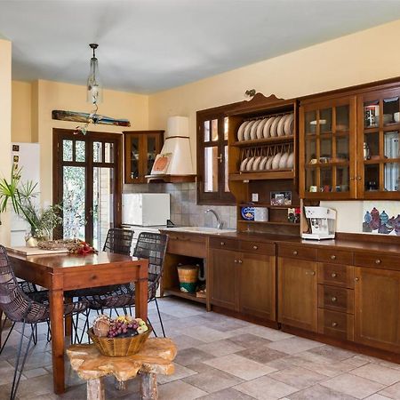 Beachfront Villa Meliti Agios Matthaios  Экстерьер фото