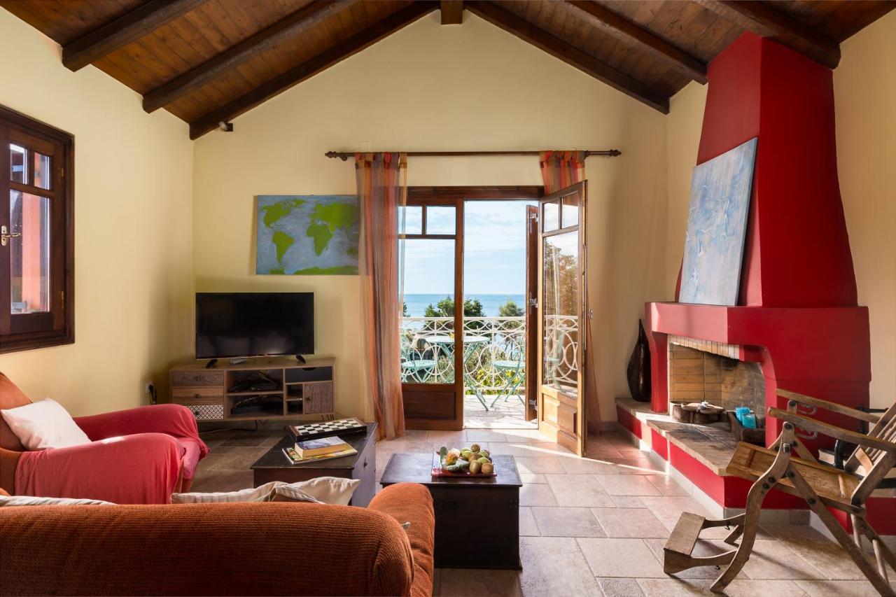 Beachfront Villa Meliti Agios Matthaios  Экстерьер фото