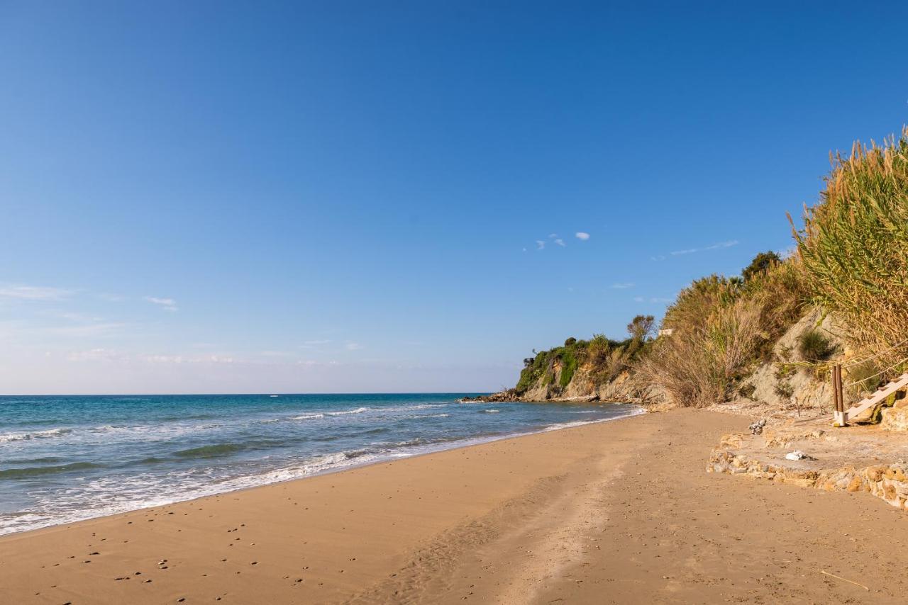 Beachfront Villa Meliti Agios Matthaios  Экстерьер фото