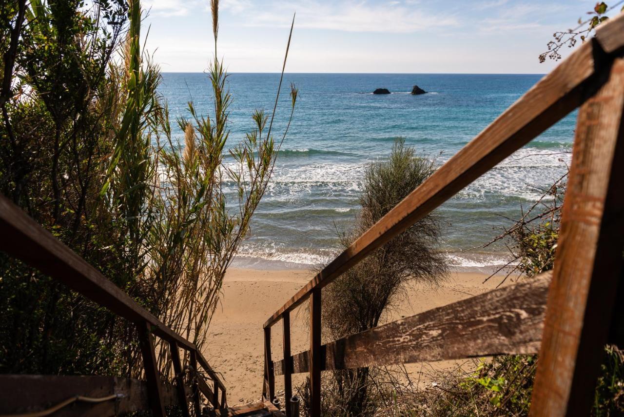 Beachfront Villa Meliti Agios Matthaios  Экстерьер фото